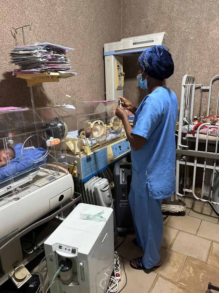 Unité de soins néonatals équipée d'incubateurs