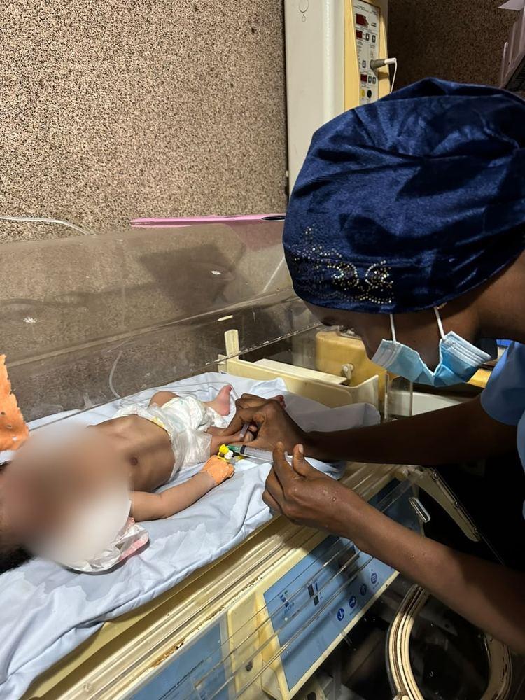 Soins prodigués à un nouveau-né en unité néonatale