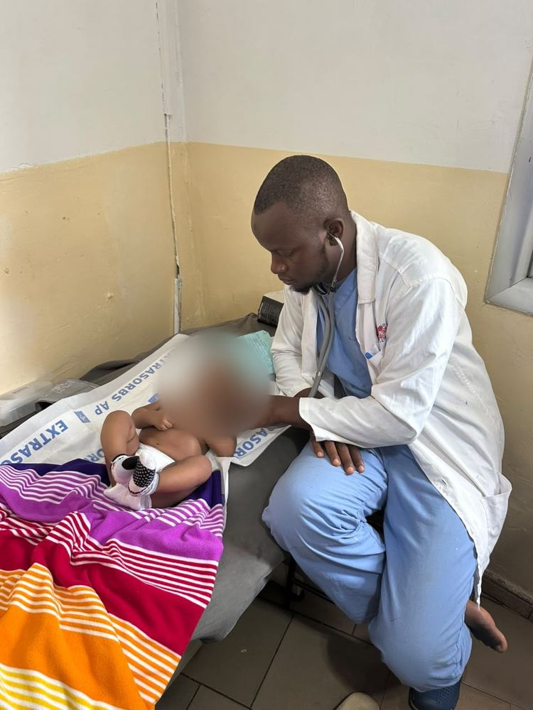Consultation pédiatrique, médecin examinant un nourrisson